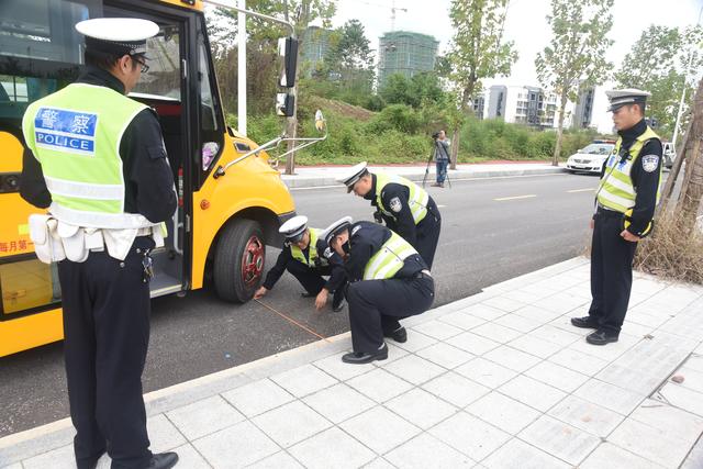 交巡警支隊(duì)聯(lián)合多部門開展校車突發(fā)交通事故應(yīng)急救援演練