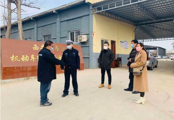 西安交警利用雙休日對轄區校車集中進行上線檢測