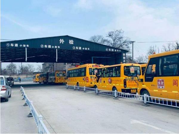 西安交警利用雙休日對轄區校車集中進行上線檢測