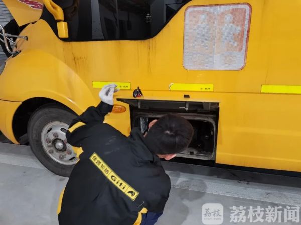 為開學(xué)保駕護航 南京公交提前落實校車防疫安檢