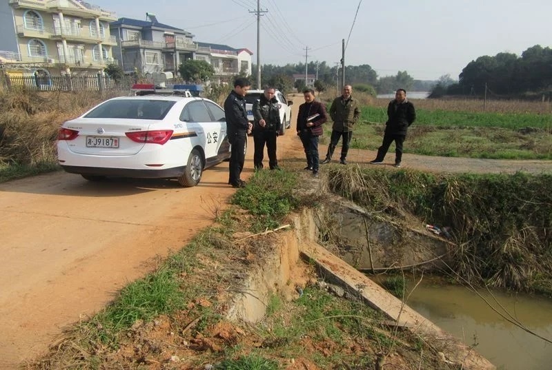 常德柳葉湖交警:深入農(nóng)村開(kāi)展校車線路隱患排查