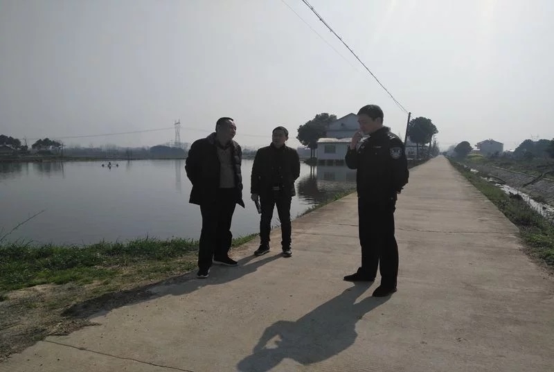 常德柳葉湖交警:深入農(nóng)村開(kāi)展校車線路隱患排查