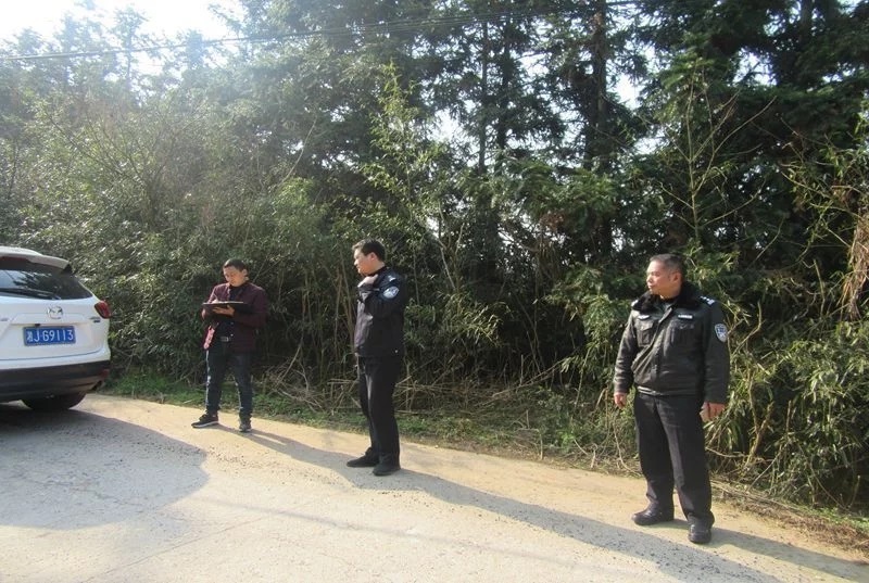 常德柳葉湖交警:深入農(nóng)村開(kāi)展校車線路隱患排查