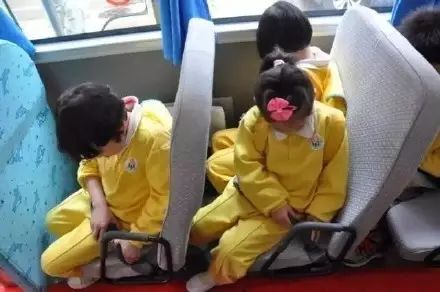 ▲ 乘車時(shí)系好安全帶