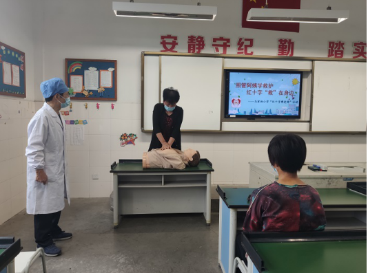 校車人員學(xué)救護(hù)，紅十字救在身邊