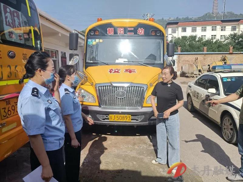 延安市志丹縣公安局交警大隊(duì)深入轄區(qū)幼兒園開展校車安全大檢查