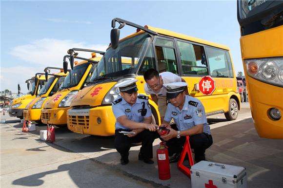 無(wú)棣交警突擊檢查校車(chē) 共同筑牢校園安全防線
