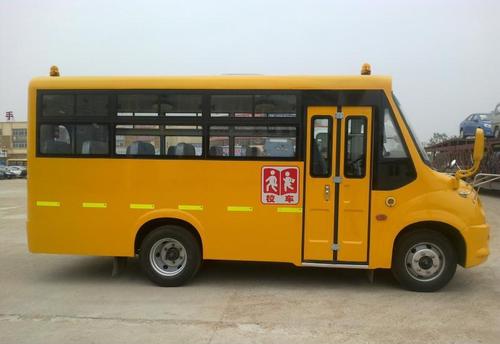 “校車起火了，孩子們跟我來！” 四川自貢沿灘開展校車應(yīng)急逃生演練