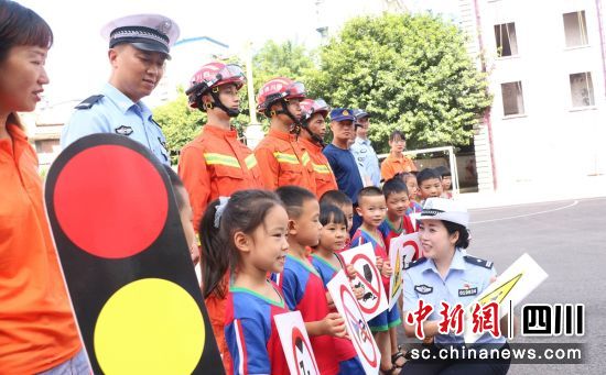 沿灘：聯(lián)合開(kāi)展校車防火應(yīng)急逃生演練
