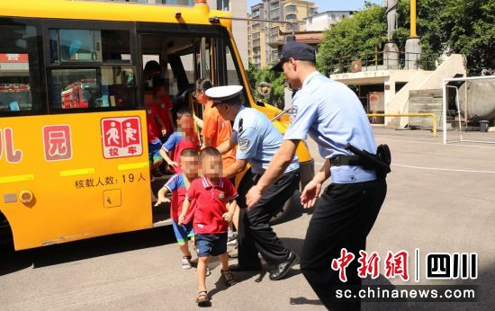 沿灘：聯(lián)合開(kāi)展校車防火應(yīng)急逃生演練