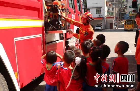 沿灘：聯(lián)合開(kāi)展校車防火應(yīng)急逃生演練