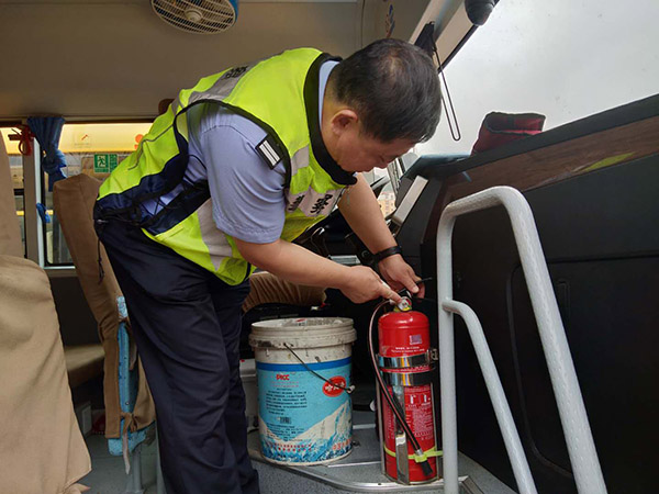 遼寧本溪縣交管大隊扎實做好開學(xué)季校車安全大檢查工作