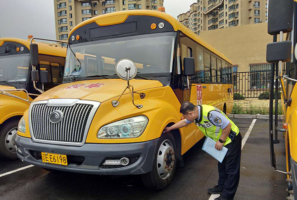 遼寧本溪縣交管大隊扎實做好開學(xué)季校車安全大檢查工作