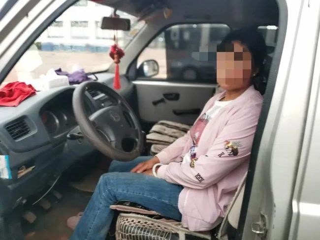 【家長安全意識淡薄】尋甸一7座面包車塞33個(gè)孩子，黑校車100塊“包月”，家長心真大！