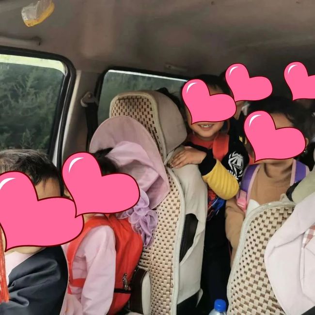 【家長安全意識淡薄】尋甸一7座面包車塞33個(gè)孩子，黑校車100塊“包月”，家長心真大！
