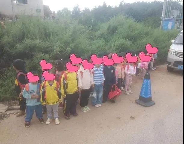 【家長安全意識淡薄】尋甸一7座面包車塞33個(gè)孩子，黑校車100塊“包月”，家長心真大！
