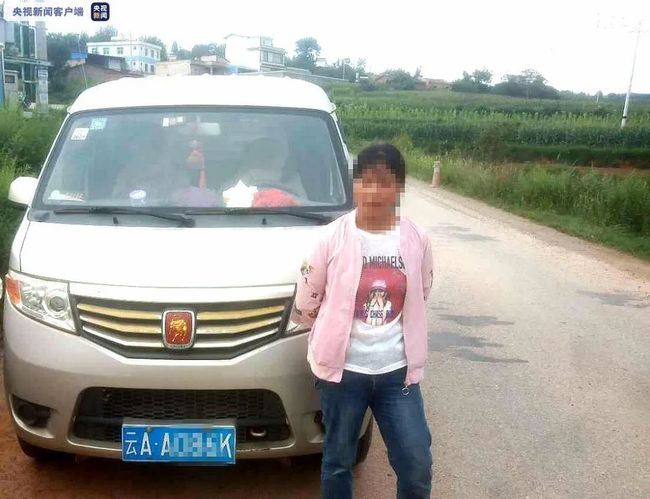 【家長安全意識淡薄】尋甸一7座面包車塞33個(gè)孩子，黑校車100塊“包月”，家長心真大！
