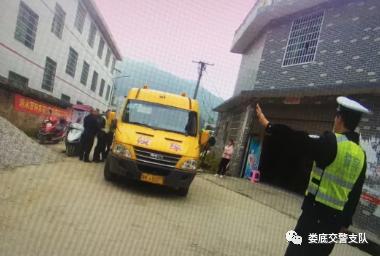 男子持C1駕證開校車被逮個正著，這下尷尬了