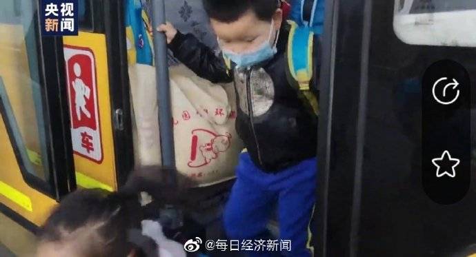 嚴重超載！新疆：幼兒園校車核載19人實載31人