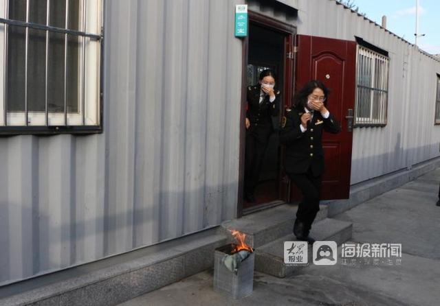 溫馨校車開展辦公區(qū)域及停車場突發(fā)火災消防逃生應急演練