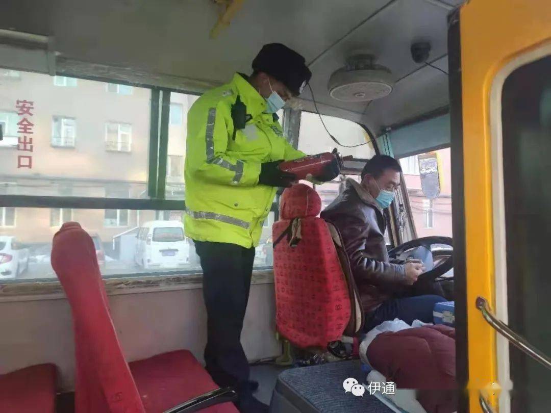 吉林：伊通交警大隊(duì)開(kāi)展冬季校車安全大檢查