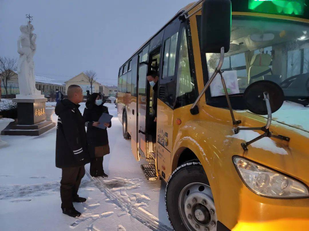 青島：溫馨校車啟動雪天應(yīng)急運(yùn)行方案，確保安全運(yùn)行