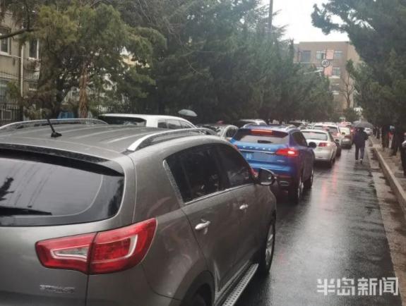 新學(xué)期剛開始，青島市區(qū)不少大鼻子校車咋停了？教育局最新回應(yīng)！