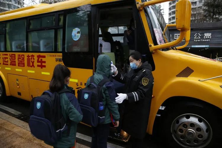 新學(xué)期剛開始，青島市區(qū)不少大鼻子校車咋停了？教育局最新回應(yīng)！