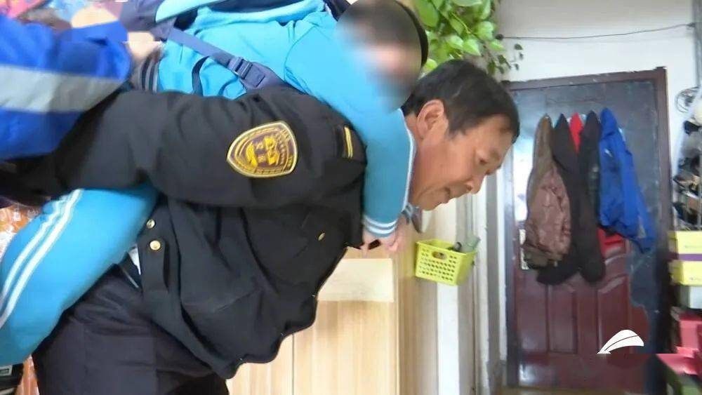 我是你的雙腿！山東56歲“校車爸爸”背起“漸凍”男孩上學(xué)
