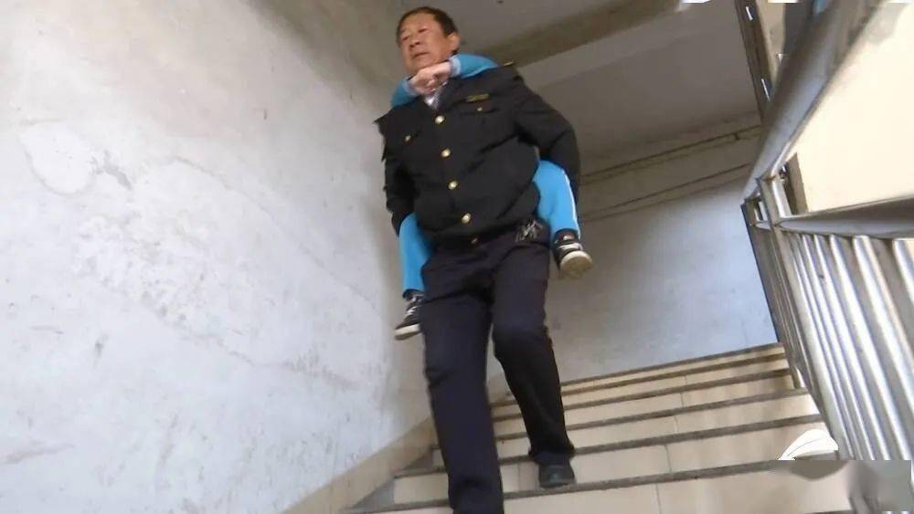 我是你的雙腿！山東56歲“校車爸爸”背起“漸凍”男孩上學(xué)