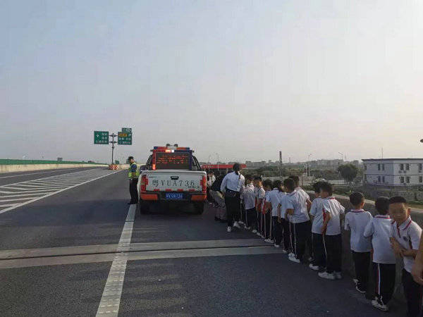 校車(chē)拋錨39名學(xué)生滯留 路政員筑“防護(hù)墻轉(zhuǎn)移