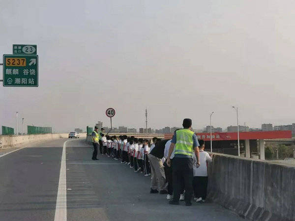校車(chē)拋錨39名學(xué)生滯留 路政員筑“防護(hù)墻轉(zhuǎn)移