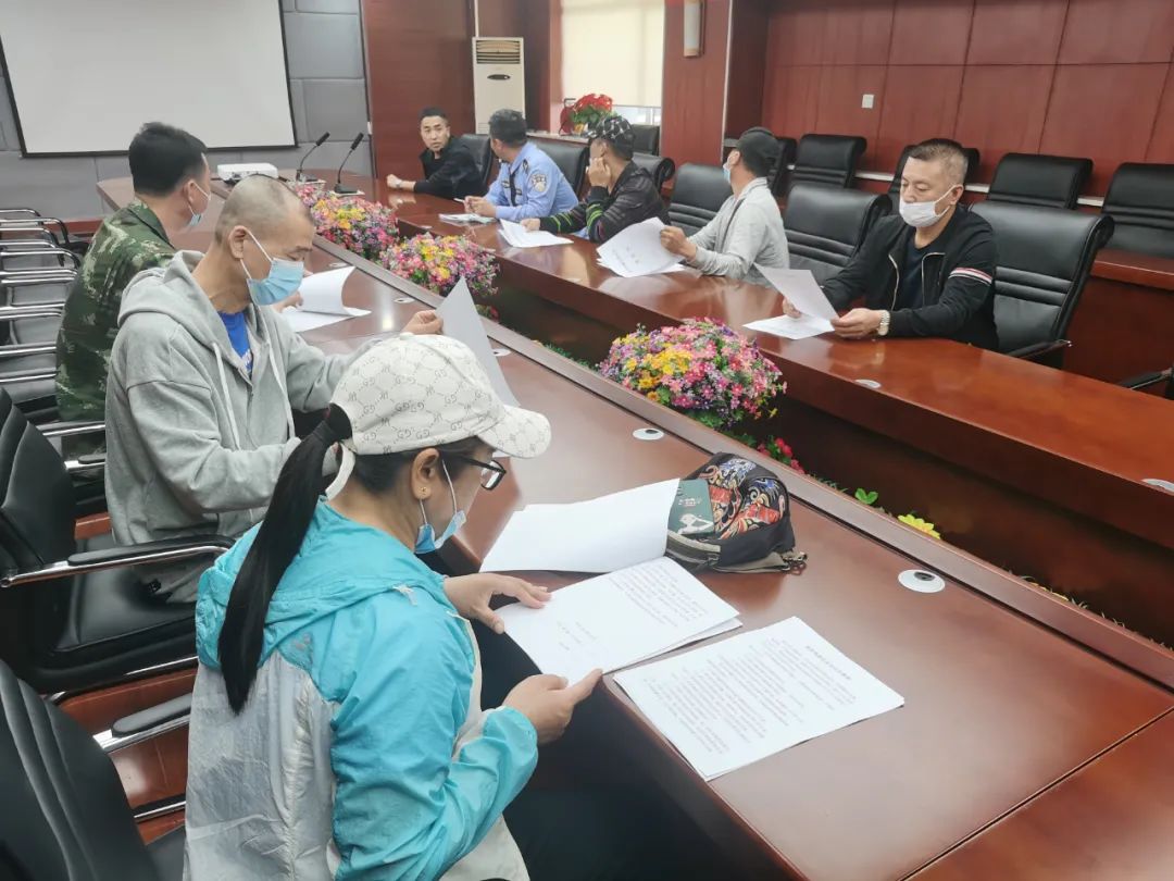 四平交管支隊鐵東大隊聯合鐵東教育局組織校車負責人、駕駛人開展交通安全集中培訓活動