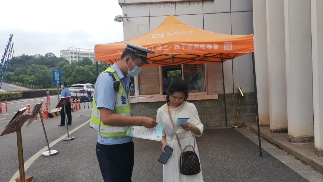 【金秋開學季】贛州經(jīng)開區(qū)交警多舉措保障學生出行安全