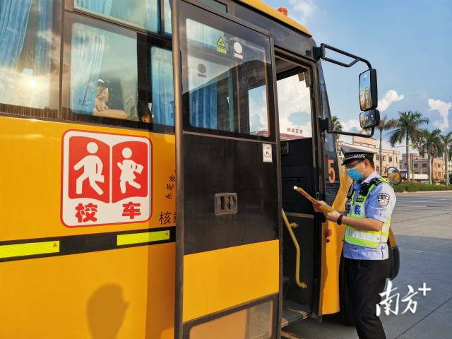 東莞交警石排大隊安排警力到轄區學校周邊路段檢查過往接送學生車輛