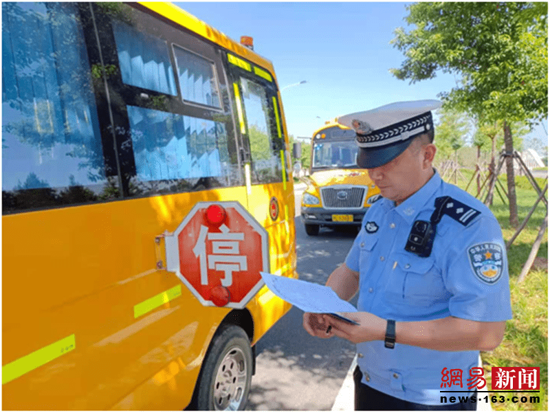 漯河交警聯(lián)合多部門為校車全面“體檢” 護航學生平安上學路