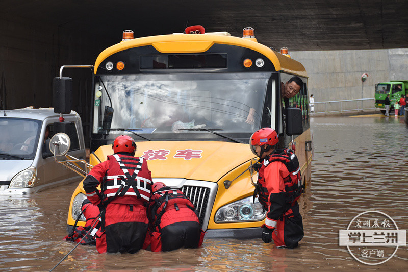暖！強降雨致校車擱淺被困 慶陽消防涉水救出30余名學生