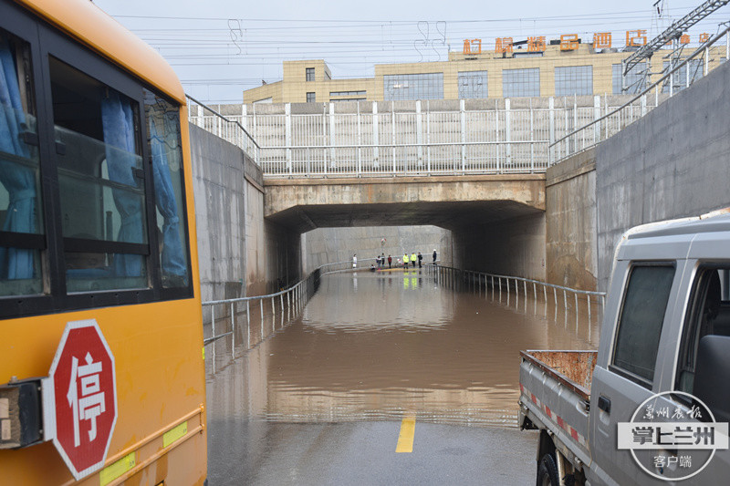 暖！強降雨致校車擱淺被困 慶陽消防涉水救出30余名學生