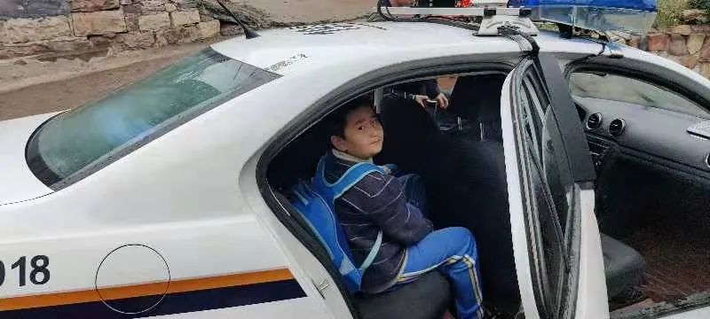 下雨天 警車變校車護(hù)送學(xué)生回家