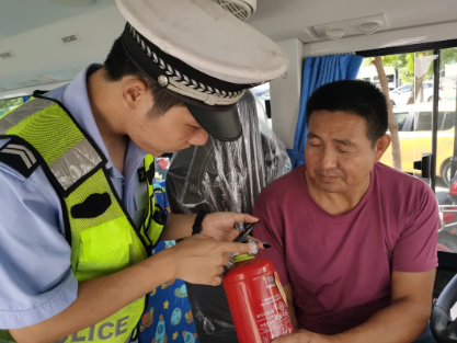 南城公安交警開(kāi)展校車安全大檢查，筑牢安全防線