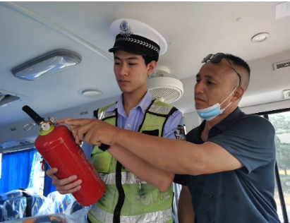 南城公安交警開(kāi)展校車安全大檢查，筑牢安全防線