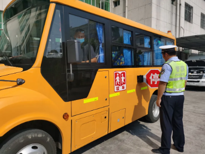 南城公安交警開(kāi)展校車安全大檢查，筑牢安全防線