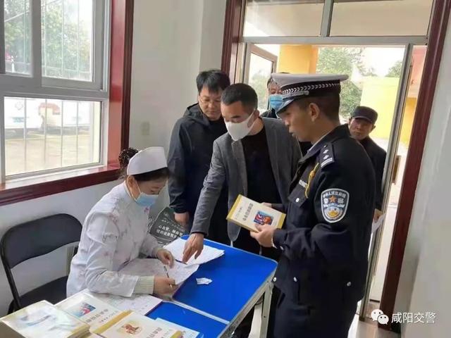 興平交警聯(lián)合市教育局為轄區(qū)校車駕駛員上門免費(fèi)體檢，筑牢護(hù)學(xué)安全防線