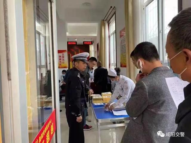 興平交警聯(lián)合市教育局為轄區(qū)校車駕駛員上門免費(fèi)體檢，筑牢護(hù)學(xué)安全防線