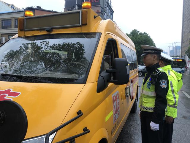 芙蓉交警聯合多部門開展校車安全檢查整治行動