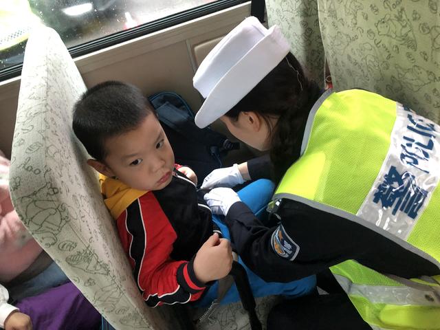 芙蓉交警聯合多部門開展校車安全檢查整治行動