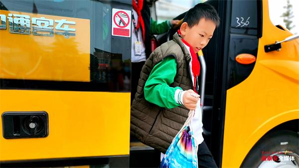 良莊鎮(zhèn)中心小學(xué)開(kāi)通 3 輛校車 學(xué)生上下學(xué)安全又溫暖