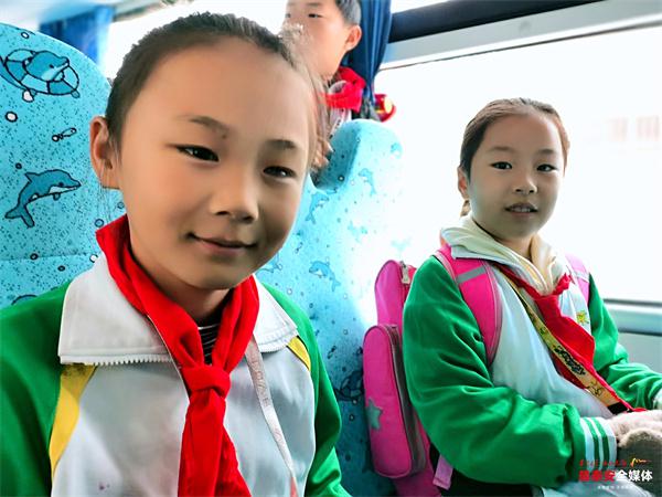 良莊鎮(zhèn)中心小學(xué)開(kāi)通 3 輛校車 學(xué)生上下學(xué)安全又溫暖