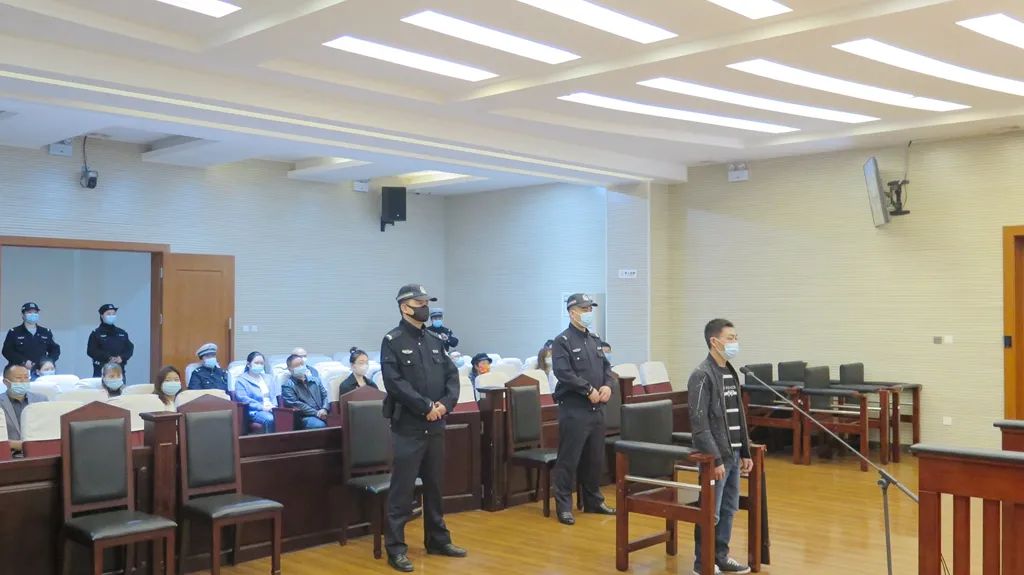 【感受公平正義】“黑校車”非法運營還超載13人，法院判了！