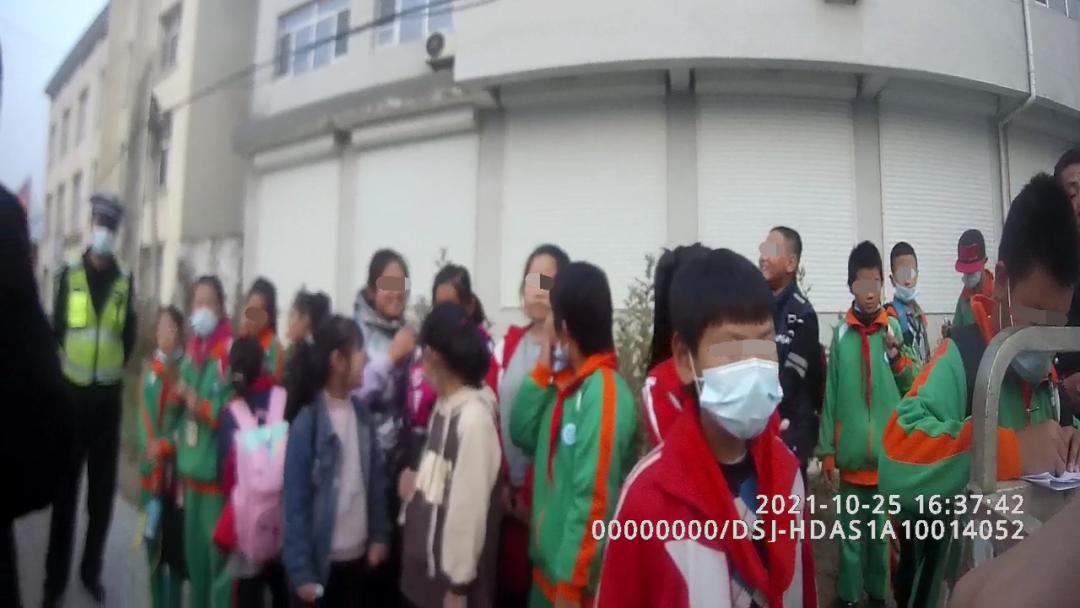 唐山：超員“黑校車”被查！2萬元罰單我覺得一點(diǎn)都不多！